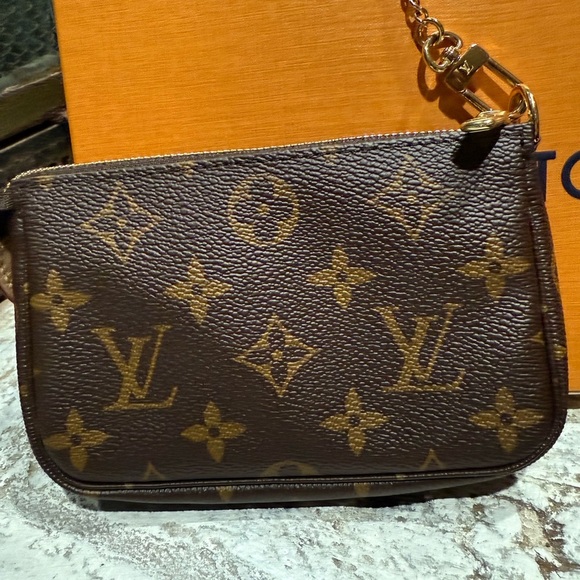 Louis Vuitton Mini Pochette Accesoires - Picture 3 of 8
